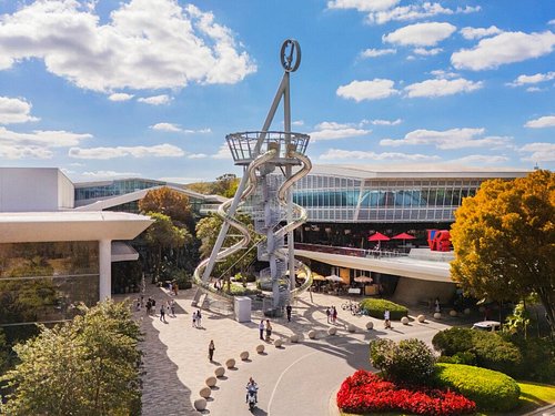 Aventura Mall courtyard and landmark sculpture